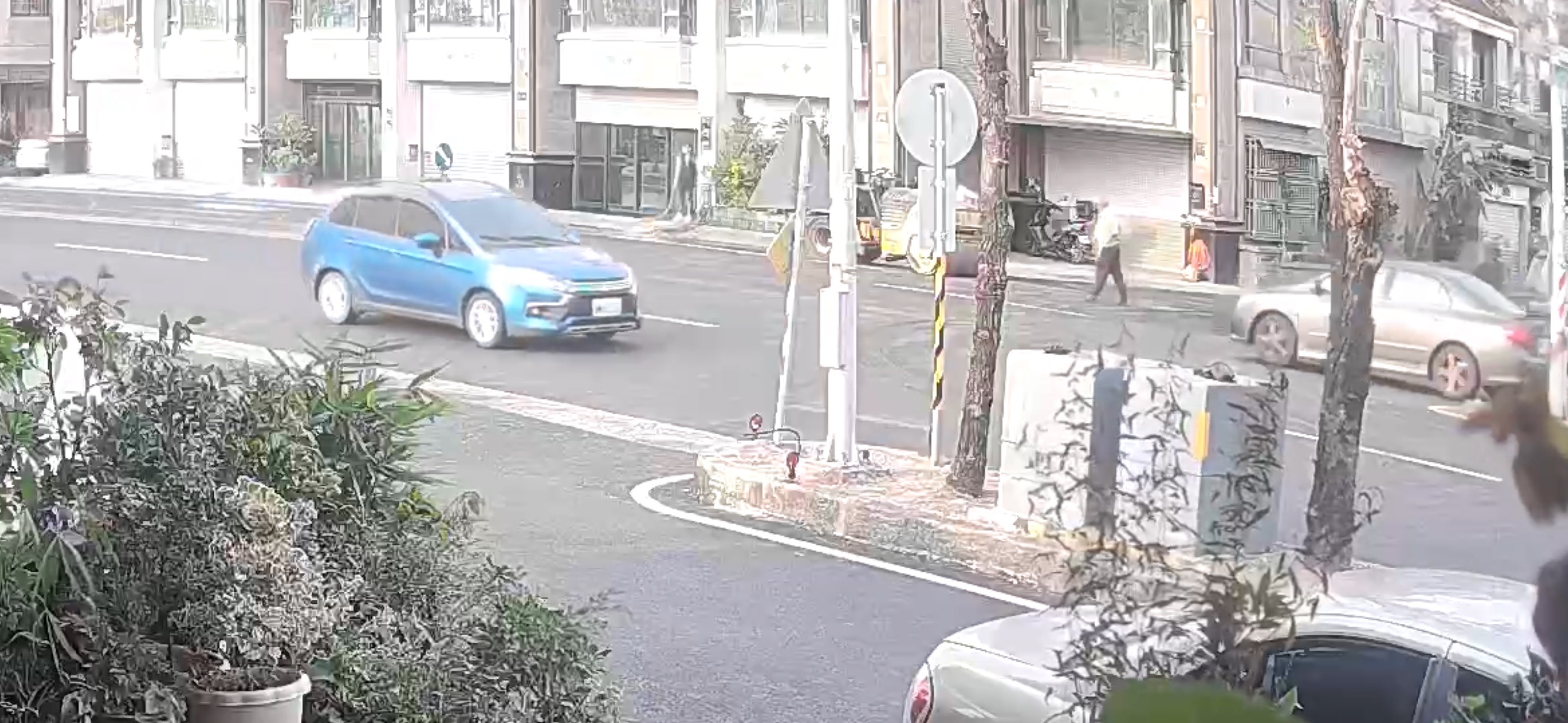 10/16（四） 時間：下午4:15左右 地點：民生路接金華路（靠近全聯） 發生事故，請問有經過的車輛可提供行車紀錄器畫面，感謝。