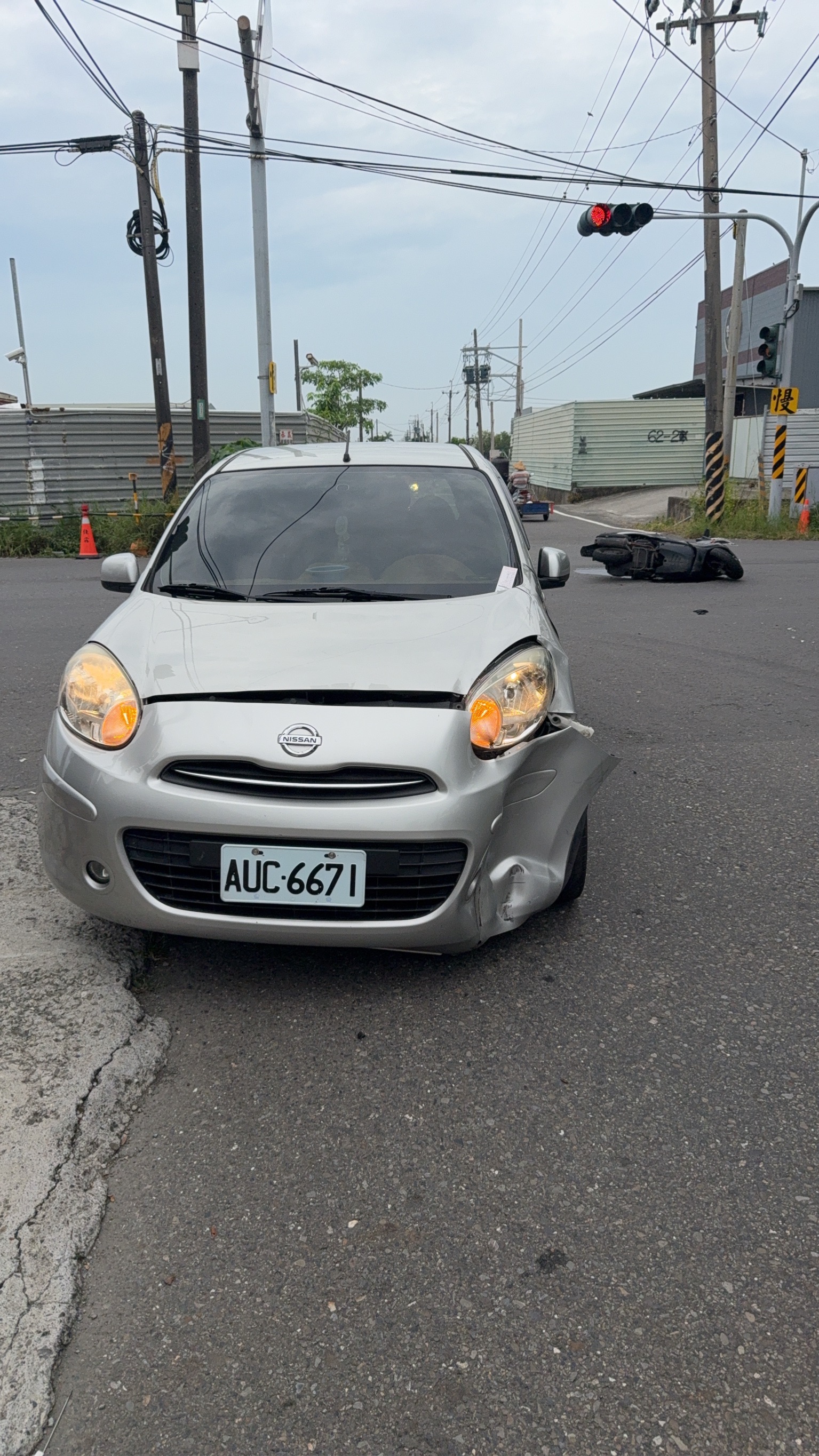 直行汽車被紅燈直行摩托車擊落