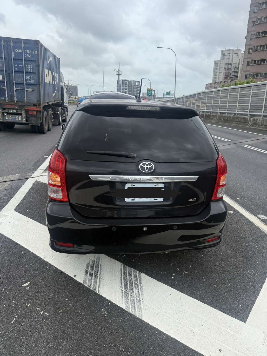 國道一號 {高雄} 南下370.2公里處 外車道「長條形鐵條」掉落物行車紀錄器影像協尋 (114年7月8日 14:44)