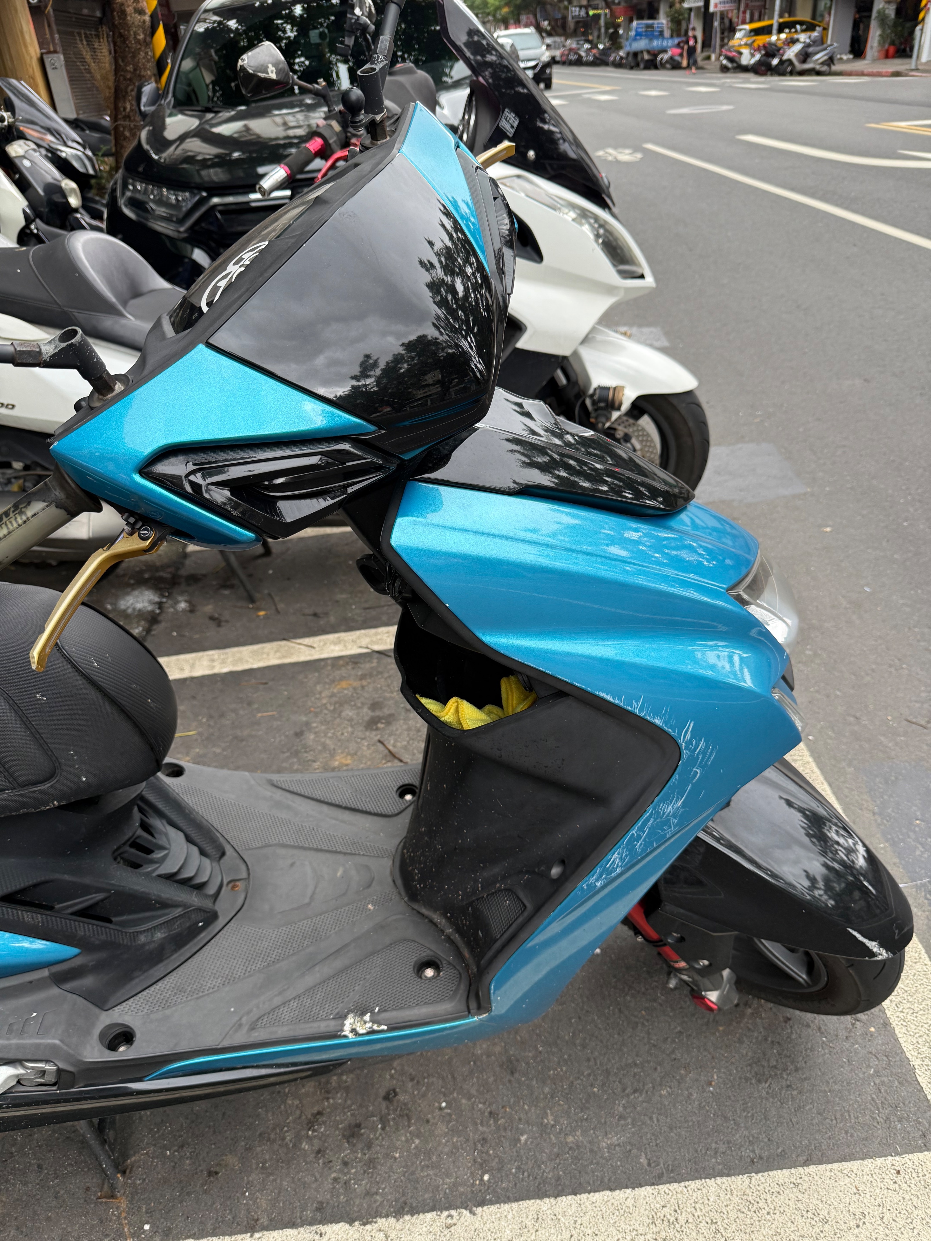 松信路107號門口被車撞