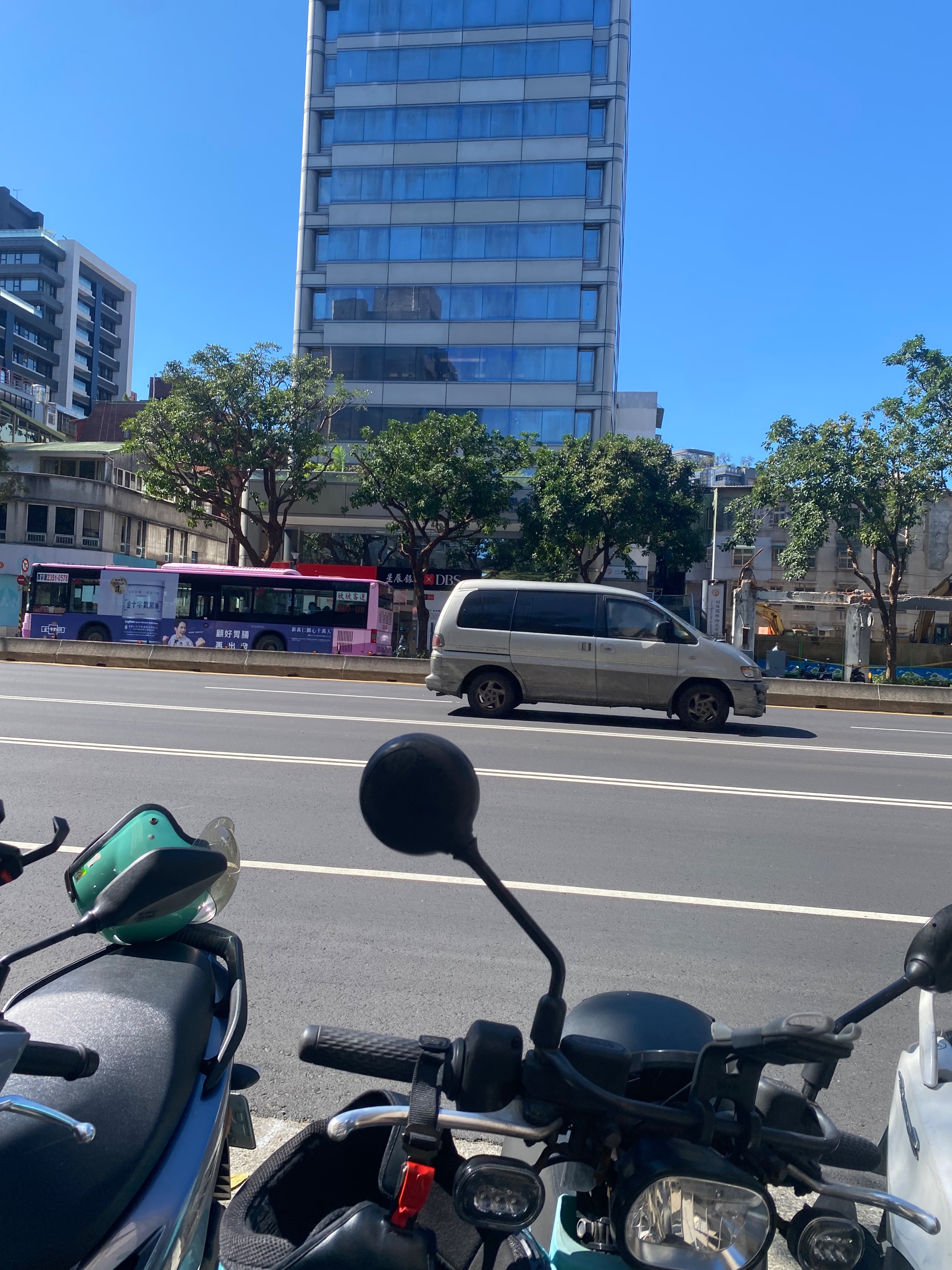 協尋114/11/7上午，大約11:10左右，新生南路一段161巷，右轉出巷口到新生南路一段（大馬路約10米），行車紀錄器的畫面。