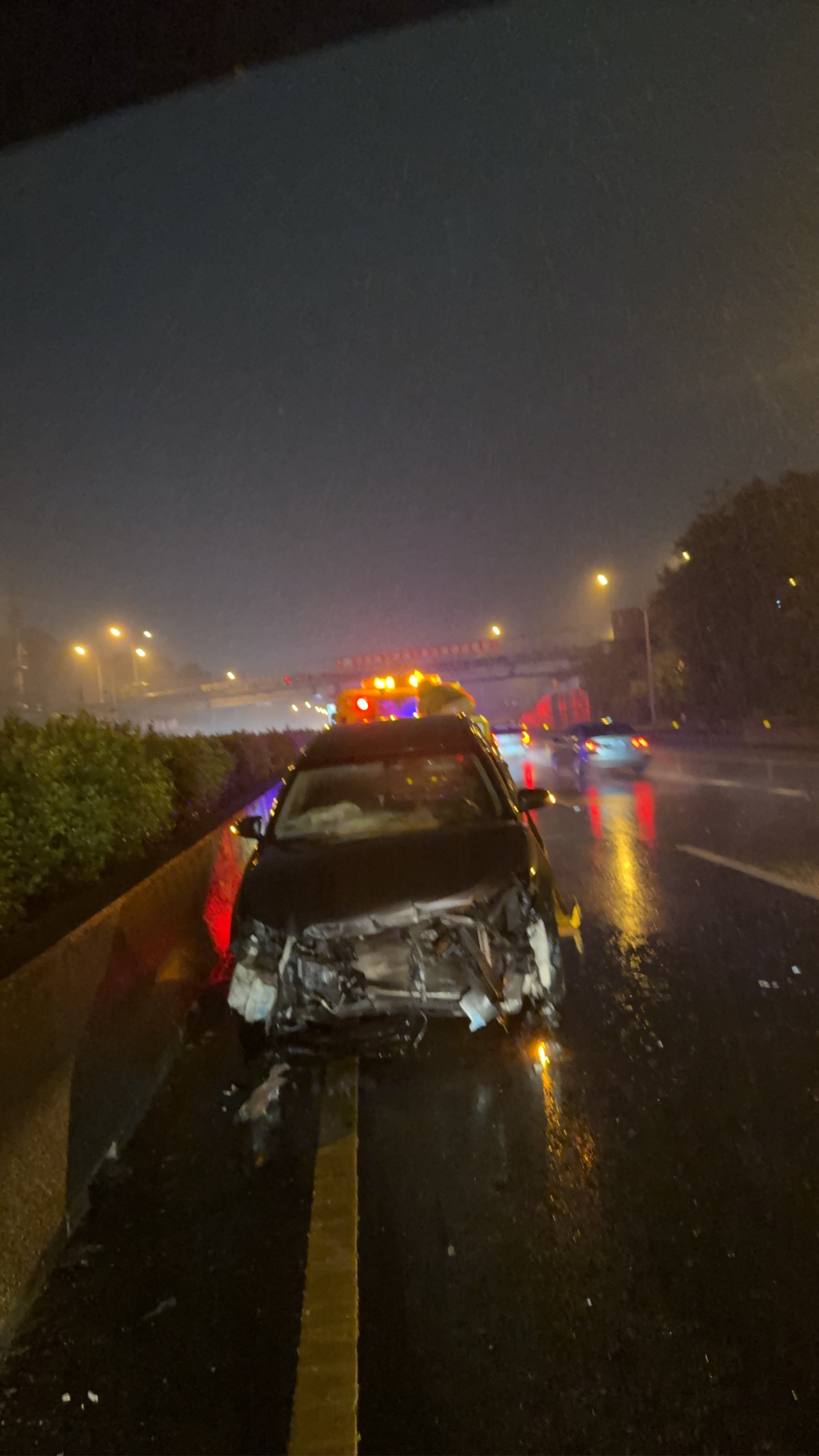 2025/11/10 晚間18:05分左右 在國道一號北上7km處 車被大貨車或大卡車撞到左後側屁股 造成失控打滑 車子全毀 肇事司機已肇逃 麻煩各位幫忙謝謝