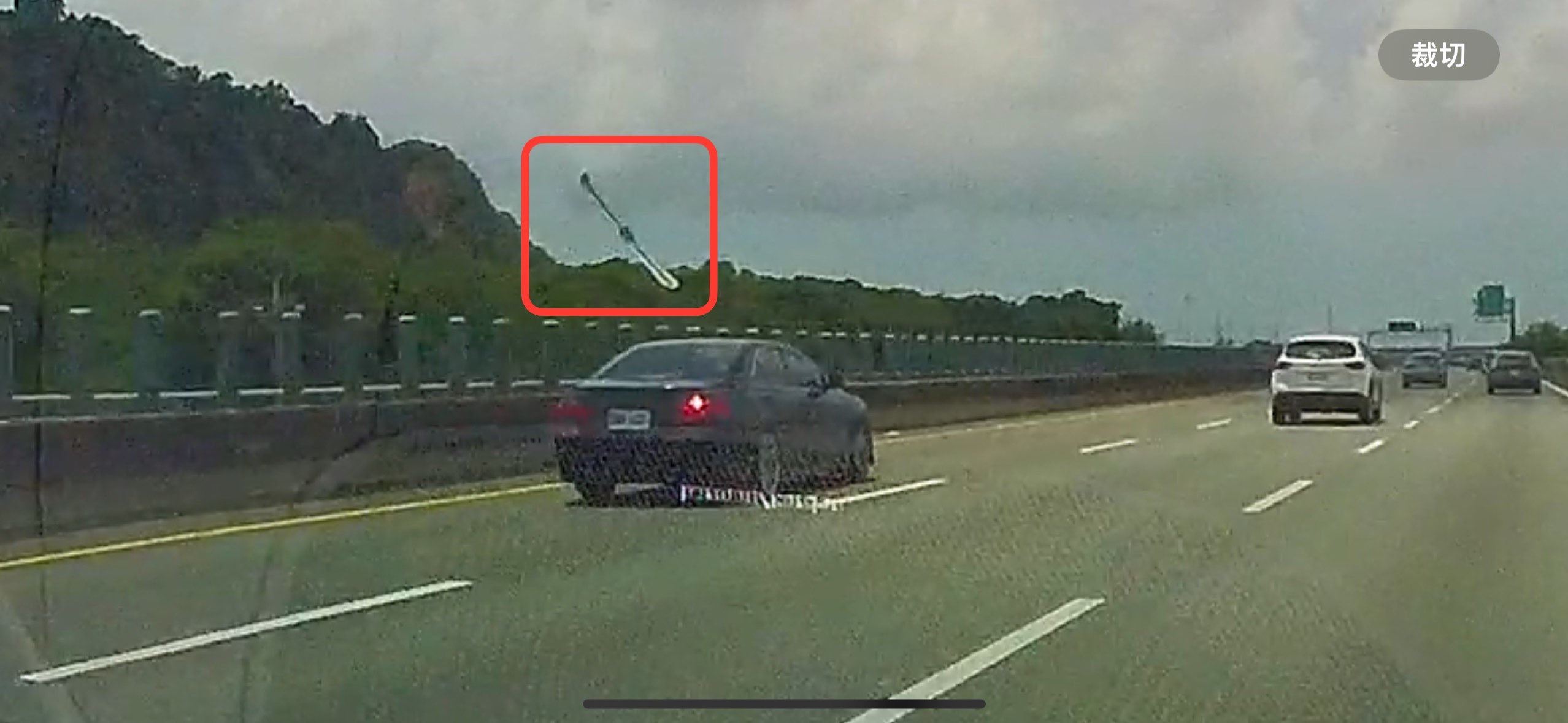 [協尋車牌] 國道4號-黑色小客車掉落物砸傷