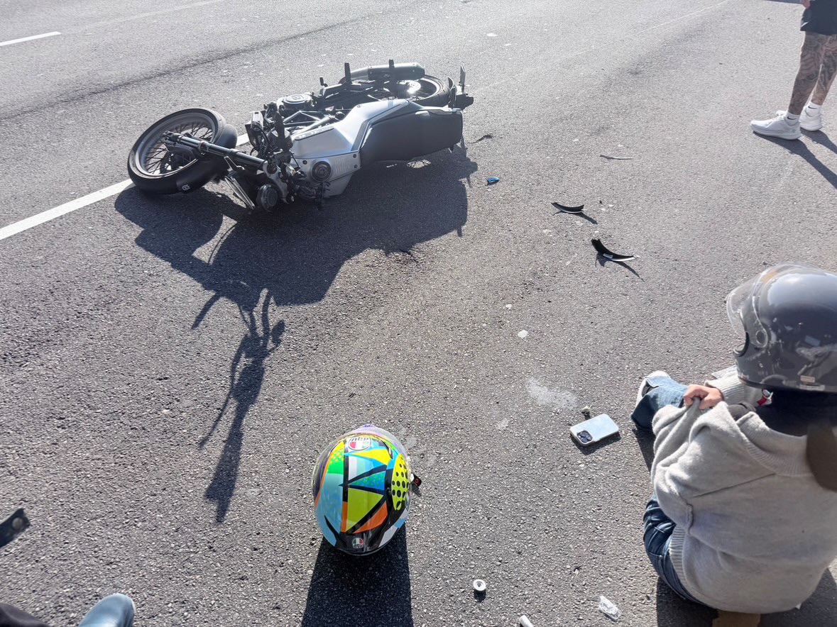 11/23（日）15:00左右在華江橋汽車道（板橋往台北方向）求車禍畫面！對方跑了！