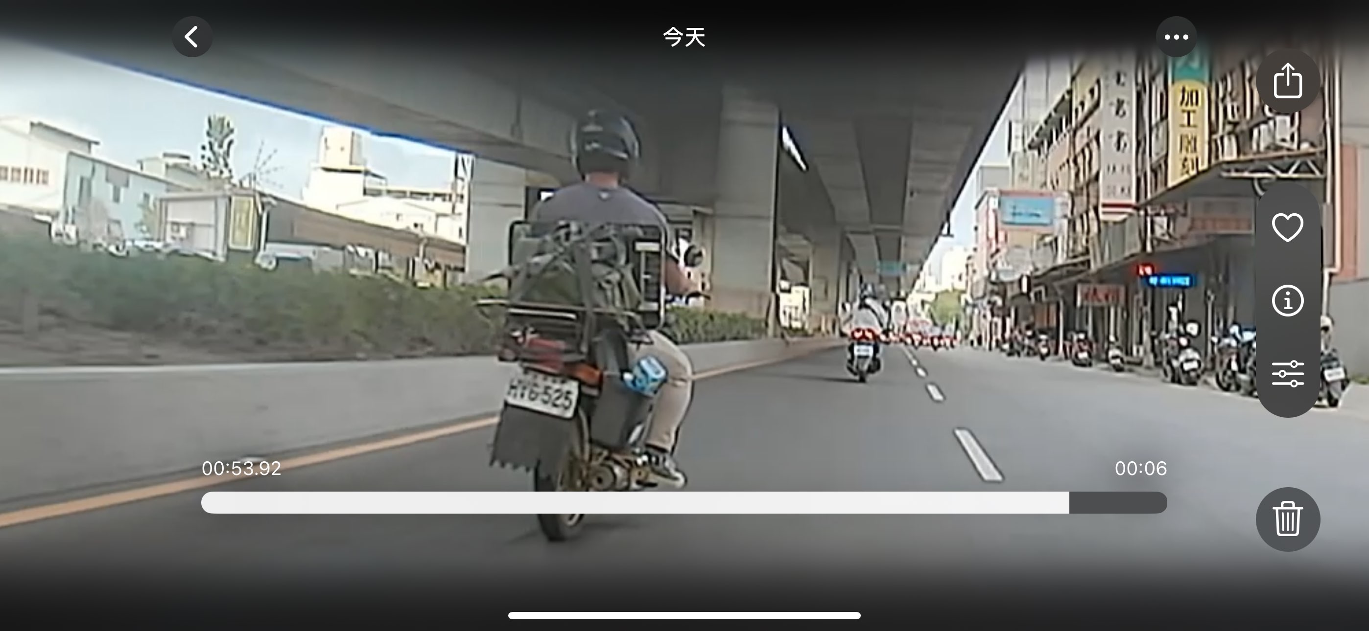 前車掉寶特瓶 害差點摔車 在五股段往台一高架道路的新北大道二段上