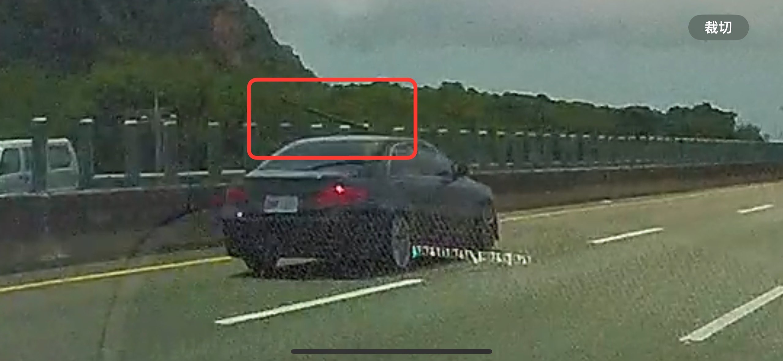 [協尋車牌] 國道4號-黑色小客車掉落物砸傷