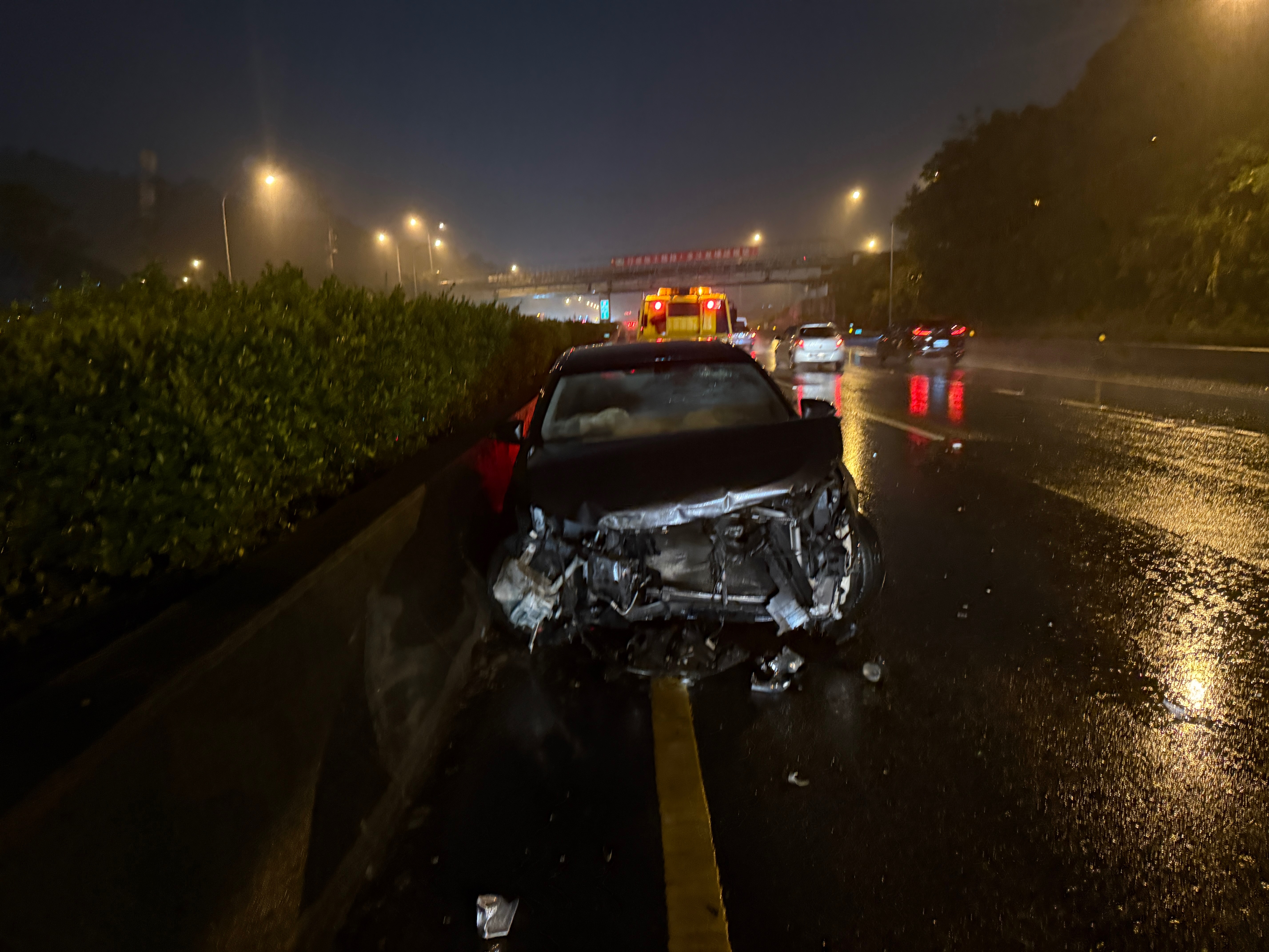2025/11/10 晚間18:05分左右 在國道一號北上7km處 車被大貨車或大卡車撞到左後側屁股 造成失控打滑 車子全毀 肇事司機已肇逃 麻煩各位幫忙謝謝