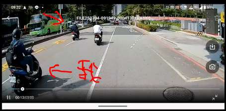 [大約上午9點20~9:30之間] 河南路二段往南屯方向，市政北七路口前機車擦撞