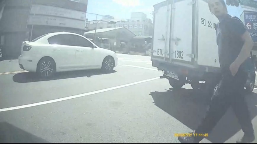 尋找有沒有行車記錄器影片 9/18 10:55左右被小貨車攔車，接著一路追著我跑，攔死在小巷中