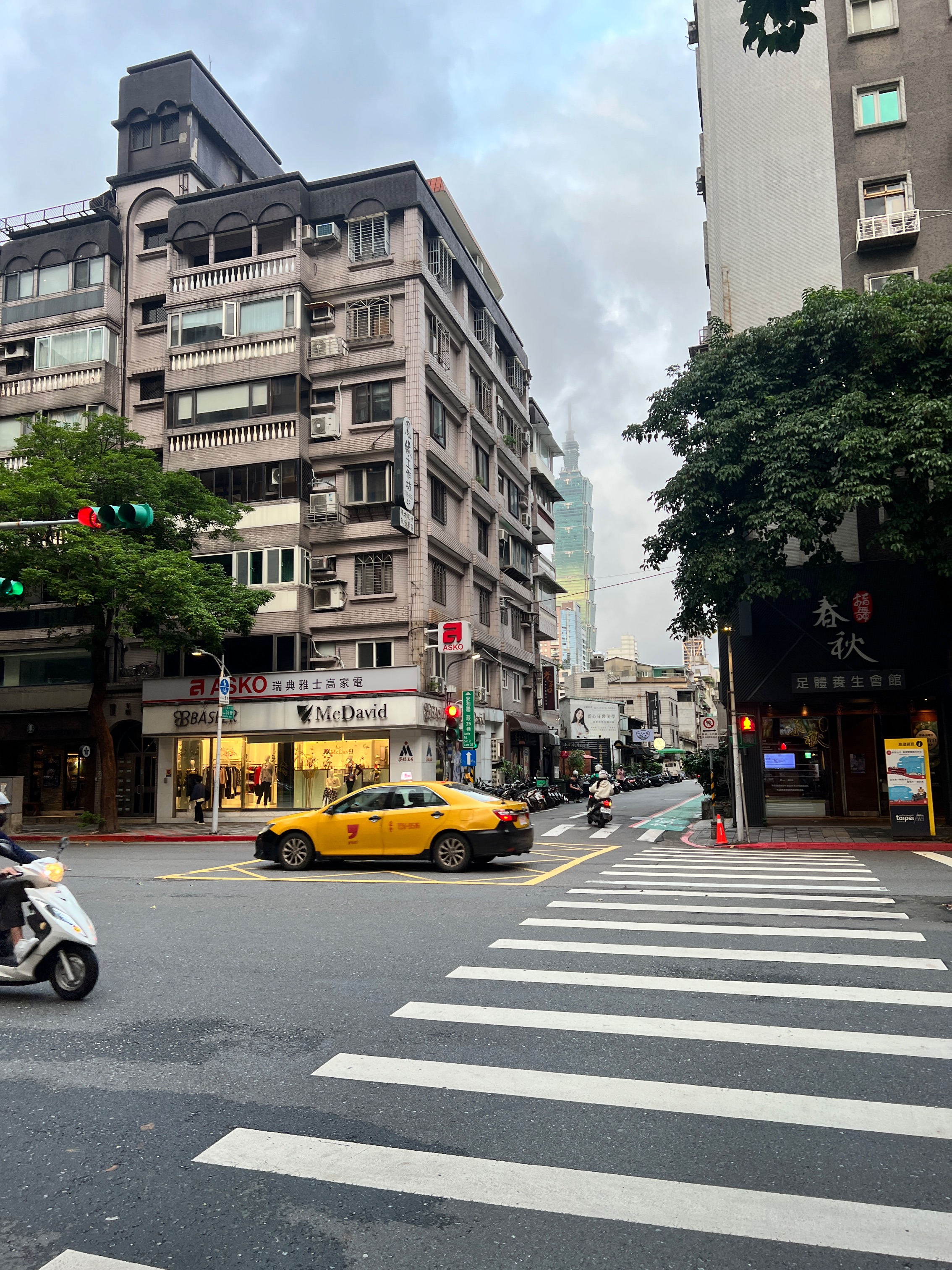 2025/11/05 AM 09:32 台北市大安區安和路二段32巷口死亡車禍