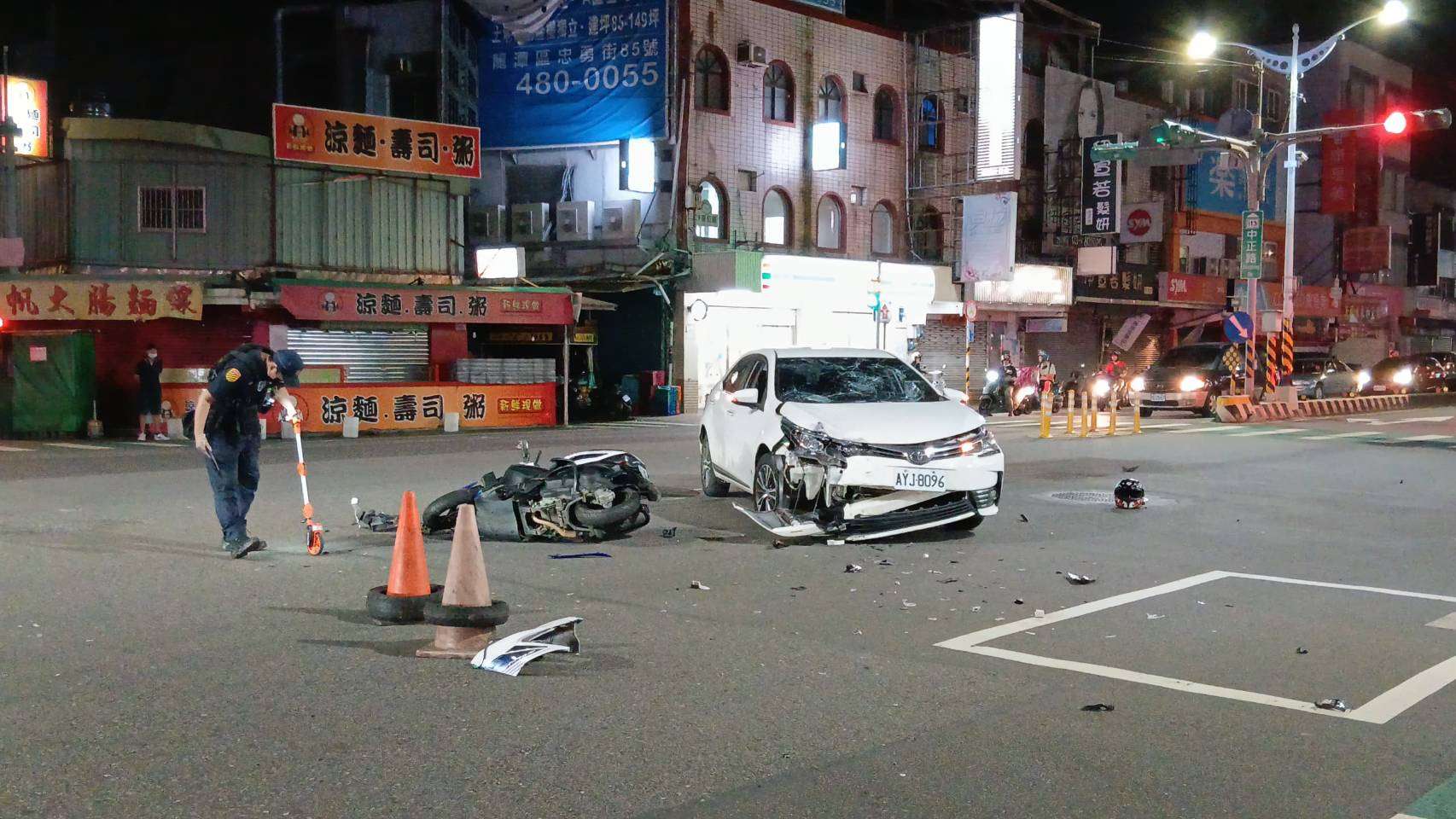 協尋過程影片：桃園龍潭區中正路五福街口 機車撞自小客 7／30晚上22:07左右