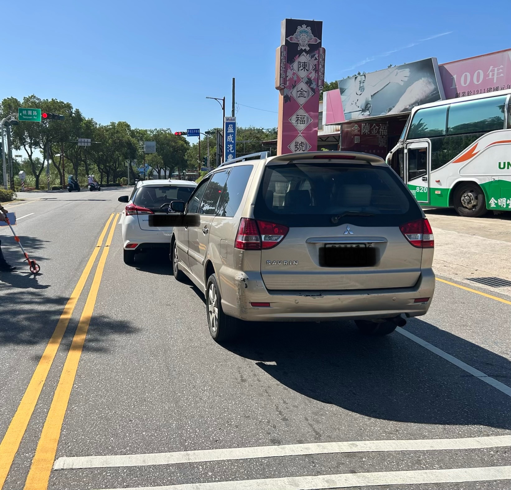 114年11月16日12時25分在金門縣金城鎮伯玉路一段90號，中間租賃車為閃避前車在停止線倒車，碰撞到後車的過程影像，需要包含後車在內總共三台車的全過程紀錄影像