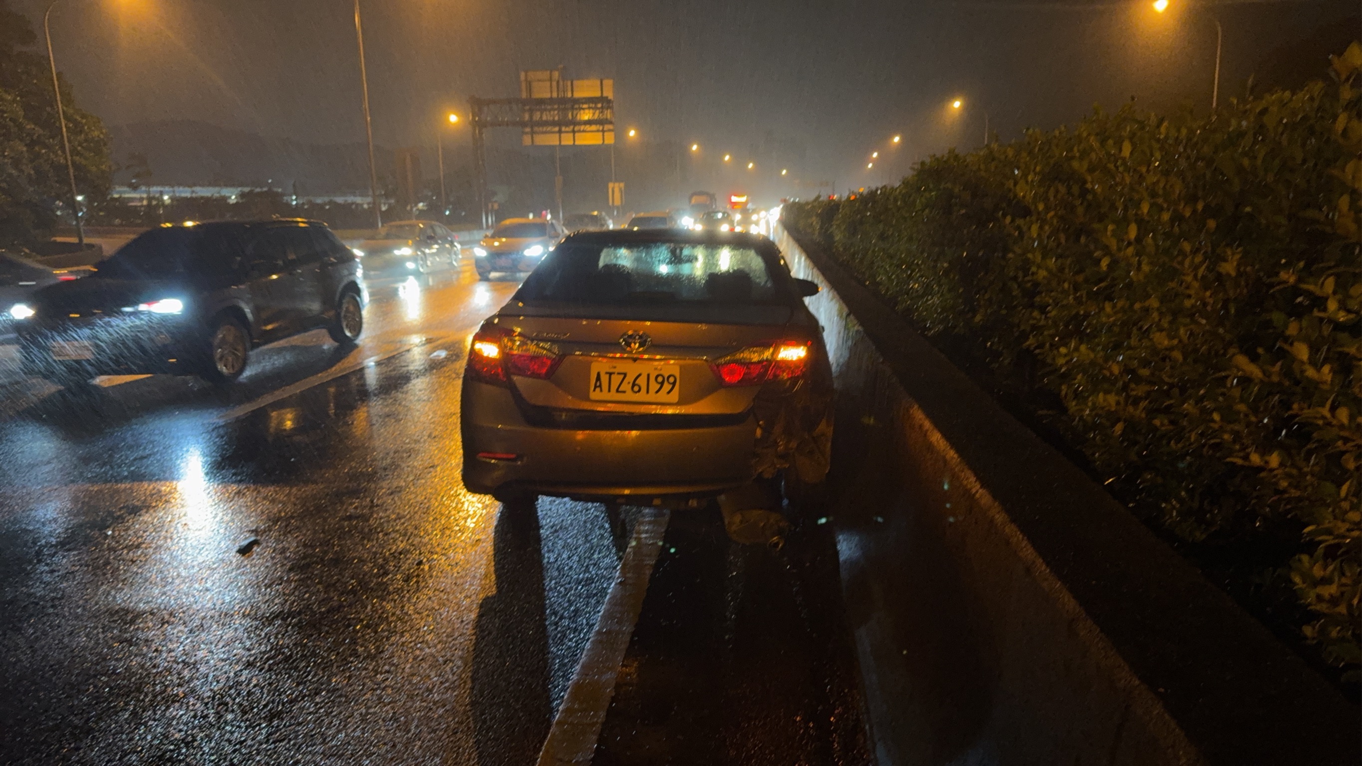 2025/11/10 晚間18:05分左右 在國道一號北上7km處 車被大貨車或大卡車撞到左後側屁股 造成失控打滑 車子全毀 肇事司機已肇逃 麻煩各位幫忙謝謝