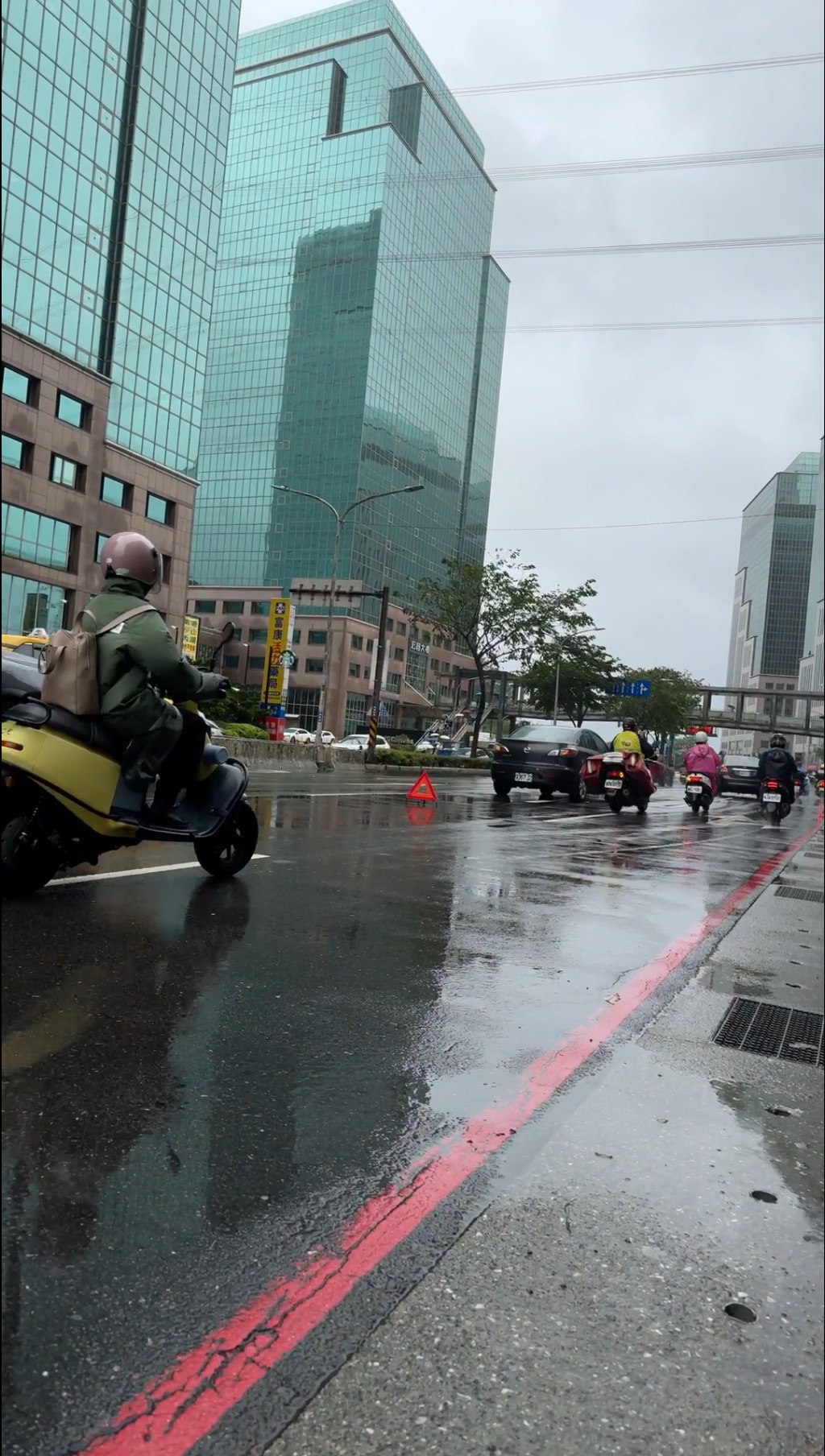 2025/11/13 09:00前 汐止遠雄前，摩托車左後遭黑色Mazda側撞，對方說車上行車器故障