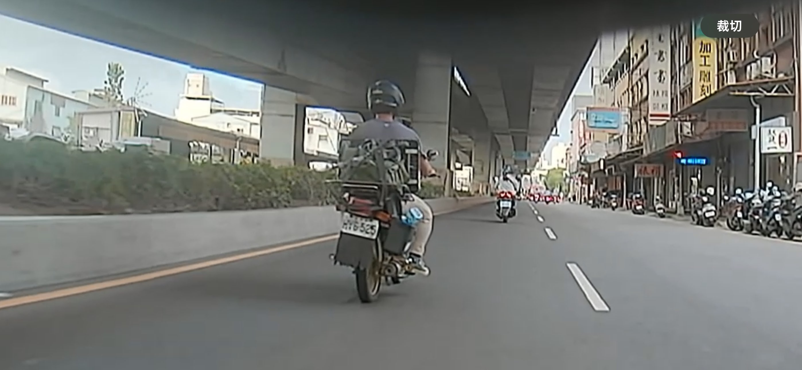 前車掉寶特瓶 害差點摔車 在五股段往台一高架道路的新北大道二段上