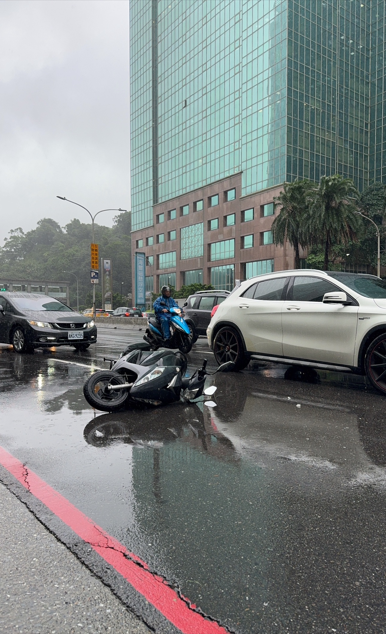 2025/11/13 09:00前 汐止遠雄前，摩托車左後遭黑色Mazda側撞，對方說車上行車器故障