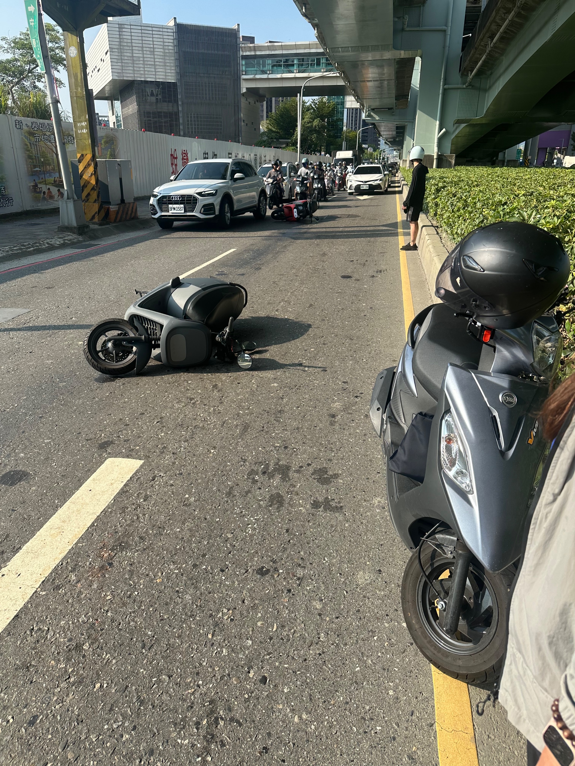 協尋10/3 早上7:45-8:00 新北大道至中原路口(近泰山站) ，外側車道機車未保持安全距離閃避不及撞前車摔車，跌至內側車道導致我無法反應被機車絆倒