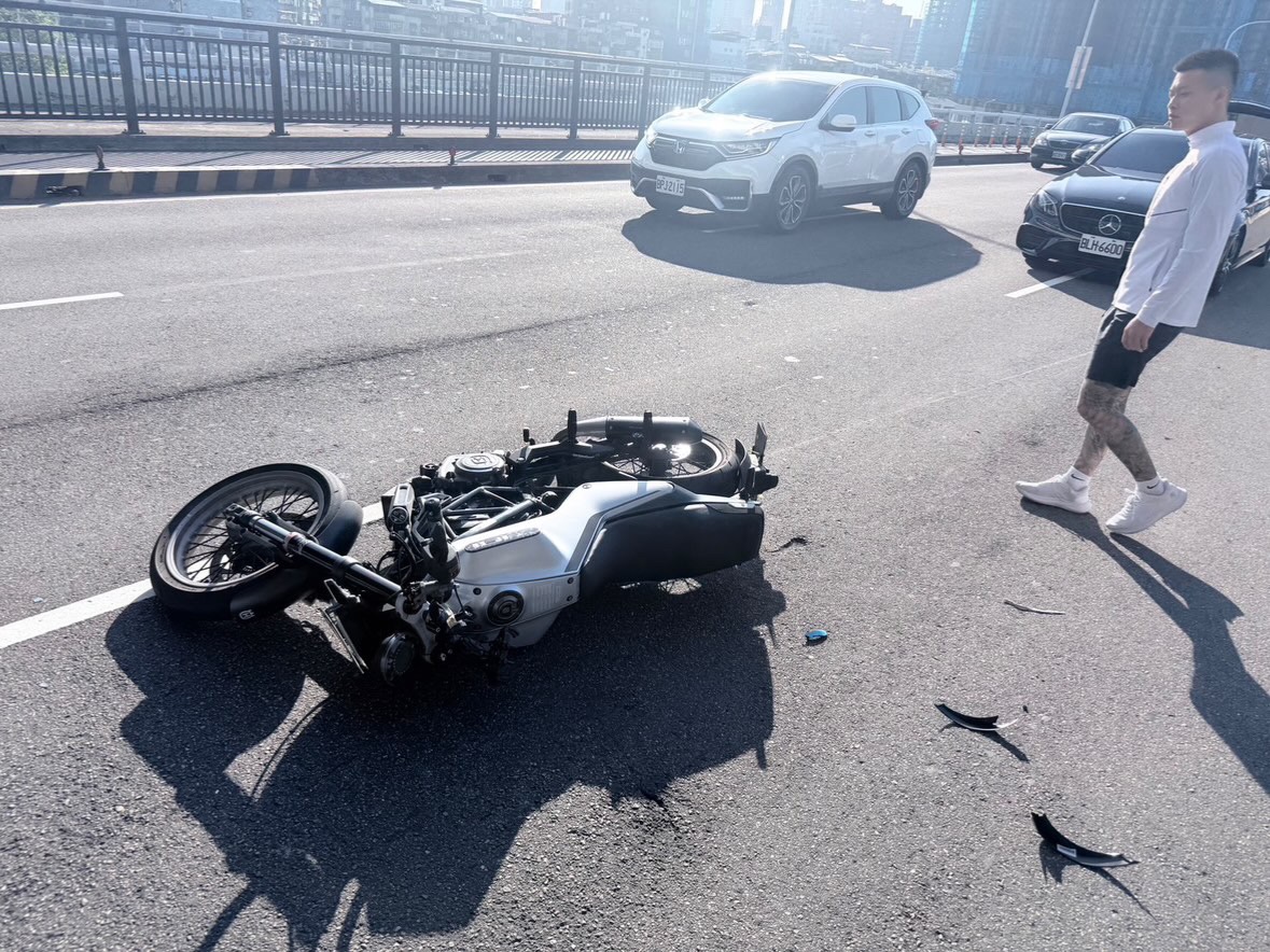 11/23（日）15:00左右在華江橋汽車道（板橋往台北方向）求車禍畫面！對方跑了！