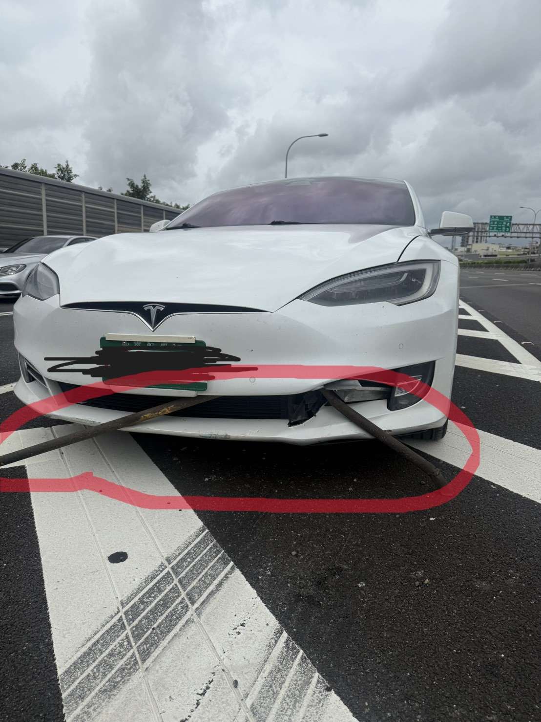 國道一號 {高雄} 南下370.2公里處 外車道「長條形鐵條」掉落物行車紀錄器影像協尋 (114年7月8日 14:44)